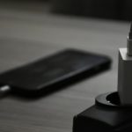 Telefono sotto carica sul comodino, di notte