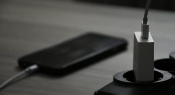 Ti spiego perché non dovresti caricare di notte il tuo smartphone: corri un serio rischio