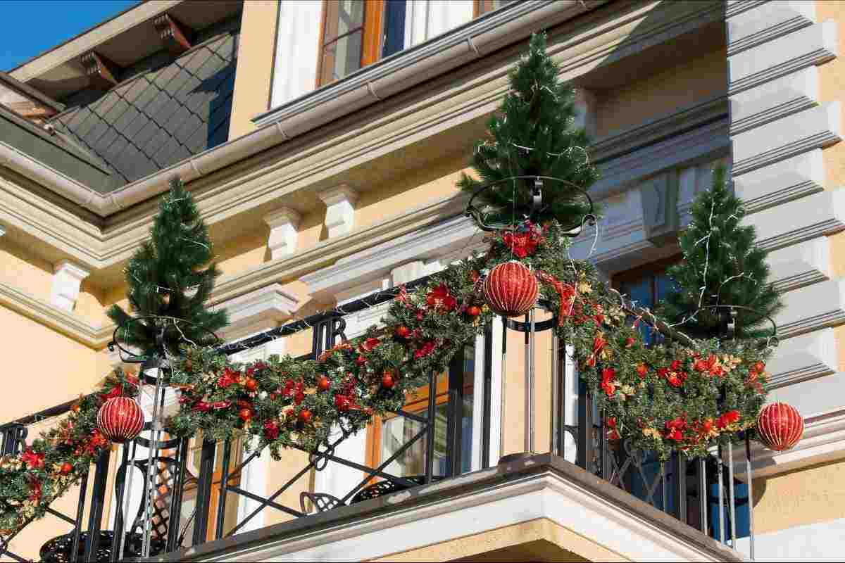 Le decorazioni natalizie illegali sui balconi