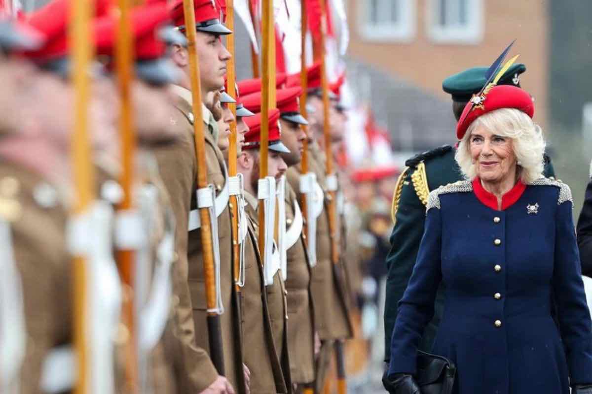 L'outfit militare di Camilla