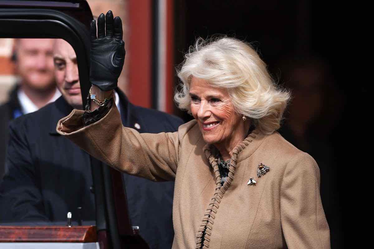 La regina Camilla con un outfit militare